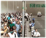 Populao fugindo para fora de Mahattan pela ponte do Brooklyin!