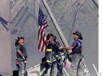 Bombeiros retirando a bandeira astiada no topo do WTC arruinado!